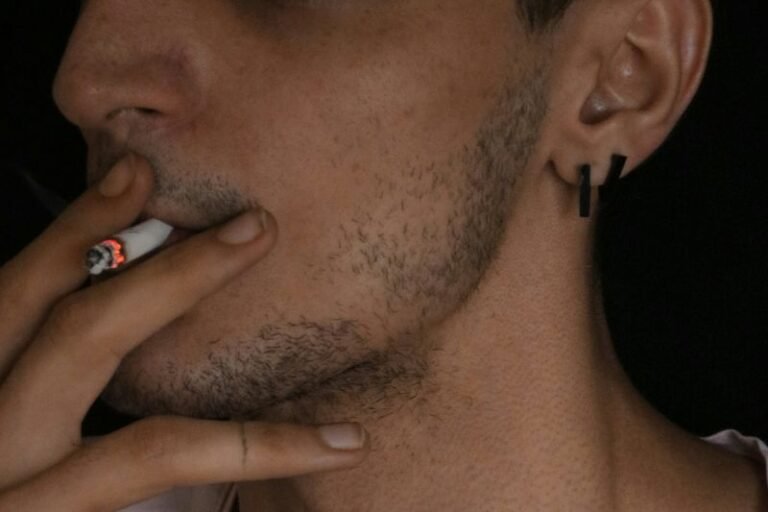 Man smoking a cigarette – smoking habits in Thailand vs snus alternatives