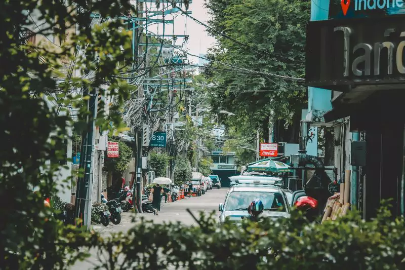Street view of Sukhumvit Road in Phra Khanong, Bangkok – a central area for snus retail locations in Thailand’s capital.