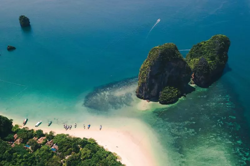 Pristine Krabi beach near popular snus retailers and shops